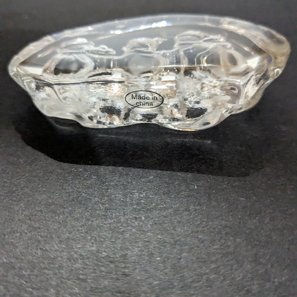 art glass 'snow people skating' tabletop/shelf/ paperweight Solid - Picture 3 of 4